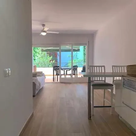 De Un Solo Ambiente Con Terraza Y Piscina Y * Tossa de Mar