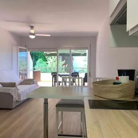 De Un Solo Ambiente Con Terraza Y Piscina Y Tossa de Mar