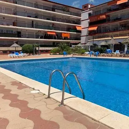 De Un Solo Ambiente Con Terraza Y Piscina Y * Tossa de Mar